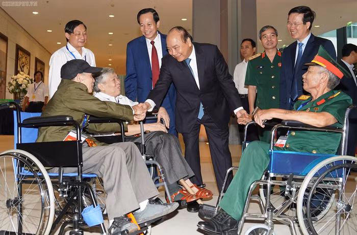 Thủ tướng trò chuyện với các đại biểu dự tham dự cuộc gặp. Ảnh: VGP