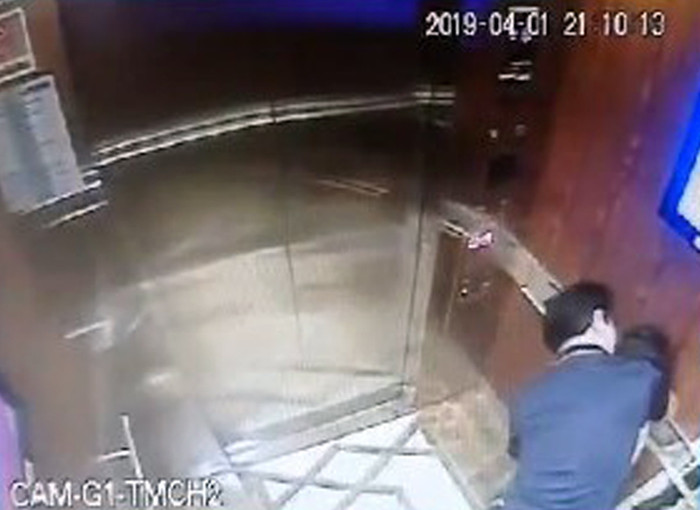 Hình ảnh người đàn ông ôm ấp bé gái trong thang máy qua màn hình camera. (Ảnh cắt từ clip) Hình ảnh người đàn ông ôm ấp bé gái trong thang máy qua màn hình camera. (Ảnh cắt từ clip)