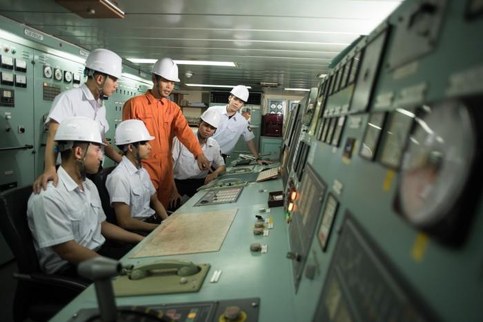 Sinh viên Khoa Máy tàu biển thực hành trên tàu VMU Việt - Hàn (Ảnh: Nhà trường cung cấp) Sinh viên Khoa Máy tàu biển thực hành trên tàu VMU Việt - Hàn (Ảnh: Nhà trường cung cấp)