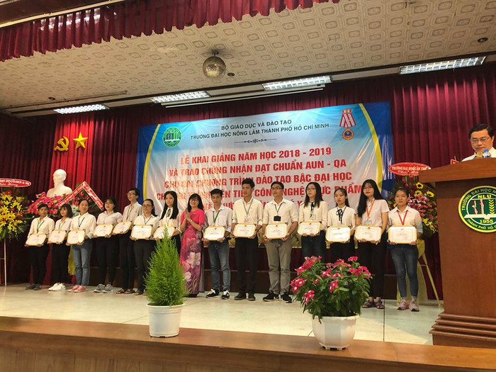 Các sinh viên tiêu biểu được tuyên dương tại buổi lễ khai giảng. (Ảnh: H.L) Các sinh viên tiêu biểu được tuyên dương tại buổi lễ khai giảng. (Ảnh: H.L)