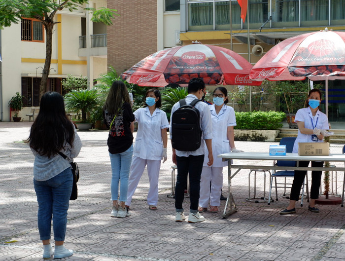 Công tác phòng dịch tại điểm trường trung học phổ thông Kim Liên được đảm bảo nghiêm ngặt bởi đội ngũ nhân viên y tế. Ảnh: Hoàng Thủy Công tác phòng dịch tại điểm trường trung học phổ thông Kim Liên được đảm bảo nghiêm ngặt bởi đội ngũ nhân viên y tế. Ảnh: Hoàng Thủy