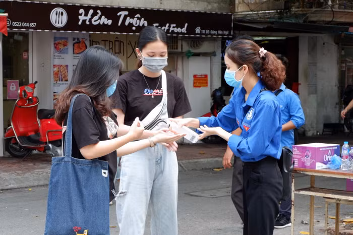 Thí sinh sát khuẩn tay trước khi vào phòng thi. Ảnh: Hoàng Thủy Thí sinh sát khuẩn tay trước khi vào phòng thi. Ảnh: Hoàng Thủy