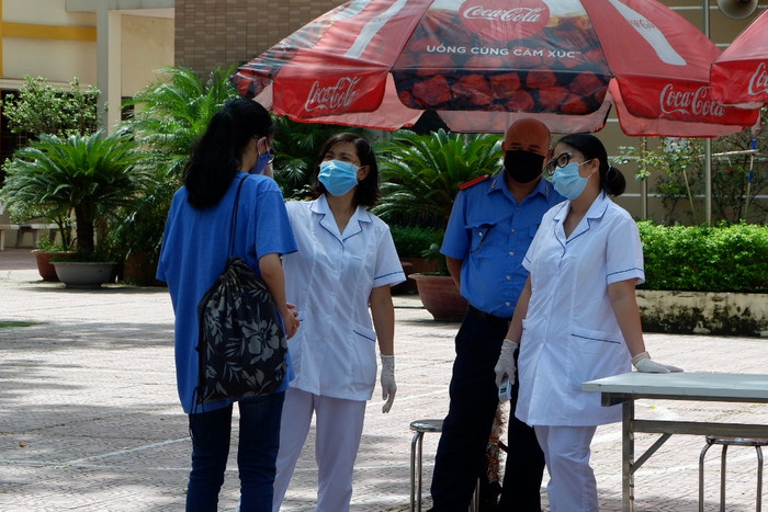 Các thí sinh được kiểm tra thân nhiệt. Ảnh: Quỳnh Trang Các thí sinh được kiểm tra thân nhiệt. Ảnh: Quỳnh Trang