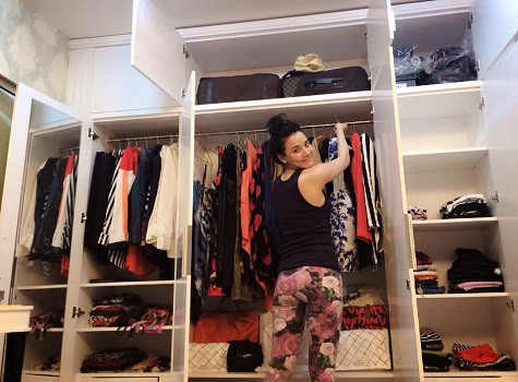 Tủ để quần áo và vật dụng cá nhân của chân dài