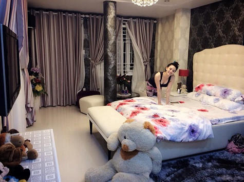 Chiếc giường khá rộng với nhiều thú bông