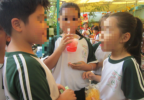 Học sinh uống nước ngọt có ga cao gấp 3 lần cho phép khiến nhiều em bị béo phì, đái tháo đường (Ảnh minh họa: Giaoduc.edu.vn)