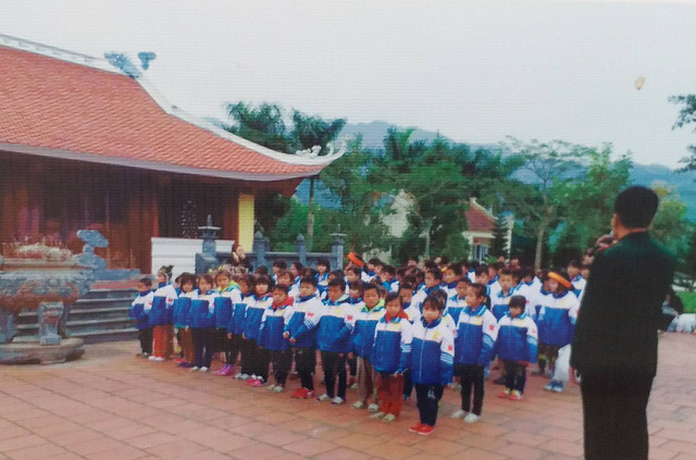 Các em học sinh trong buổi học thực tế tại đài tưởng niệm đồn Pò Hèn (Ảnh tư liệu) Các em học sinh trong buổi học thực tế tại đài tưởng niệm đồn Pò Hèn (Ảnh tư liệu)