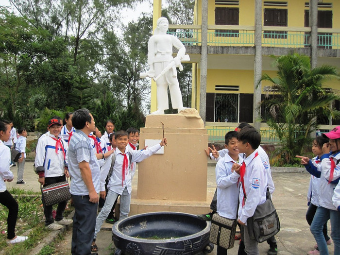 Nhiều thế hệ học trò trường Trung học cơ sở Bình Ngọc vẫn biết đến tên liệt sĩ Hoàng Thị Hồng Chiêm đặt tại trường (Ảnh: Lại Cường) Nhiều thế hệ học trò trường Trung học cơ sở Bình Ngọc vẫn biết đến tên liệt sĩ Hoàng Thị Hồng Chiêm đặt tại trường (Ảnh: Lại Cường)