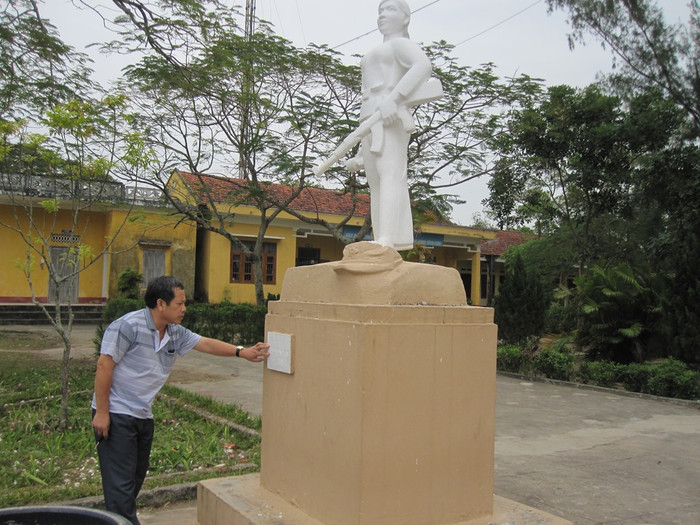 Cựu chiến binh Hoàng Như Lý bên tượng đài liệt sĩ Hoàng Thị Hồng Chiêm đặt tại trường Trung học cơ sở Bình Ngọc (Ảnh: Lại Cường) Cựu chiến binh Hoàng Như Lý bên tượng đài liệt sĩ Hoàng Thị Hồng Chiêm đặt tại trường Trung học cơ sở Bình Ngọc (Ảnh: Lại Cường)