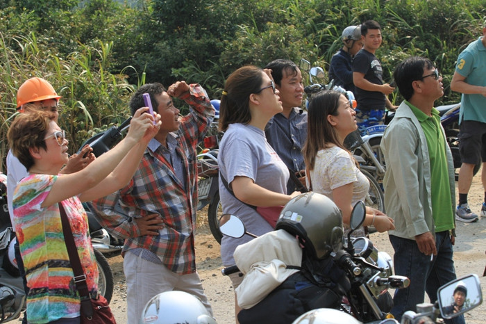 Nhiều du khách quốc tế lên tham quan đỉnh Bàn Cờ chứng kiến việc bắt sống con khỉ, họ rất vui dù biết con khỉ này có thể tấn công người... Nhiều du khách quốc tế lên tham quan đỉnh Bàn Cờ chứng kiến việc bắt sống con khỉ, họ rất vui dù biết con khỉ này có thể tấn công người...