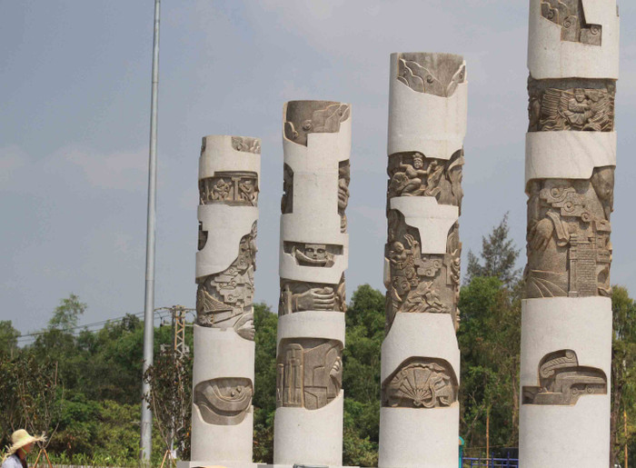 Đan xen với những biểu tượng đó là những chạm khắc huyền thoại về suối nguồn, huyền thoại về lời ru của mẹ phảng phất câu dân ca Bắc bộ, điệu hò Trung bộ, điệu lý Nam bộ cùng với những nét văn hoá đặc trưng của vùng miền. Đan xen với những biểu tượng đó là những chạm khắc huyền thoại về suối nguồn, huyền thoại về lời ru của mẹ phảng phất câu dân ca Bắc bộ, điệu hò Trung bộ, điệu lý Nam bộ cùng với những nét văn hoá đặc trưng của vùng miền.