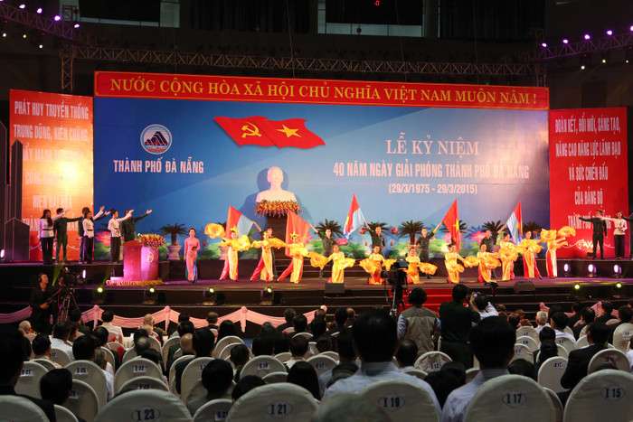 Màn múa hát tại buổi lễ kỷ niệm 40 năm Ngày giải phóng TP Đà Nẵng. Ảnh Thùy Linh Màn múa hát tại buổi lễ kỷ niệm 40 năm Ngày giải phóng TP Đà Nẵng. Ảnh Thùy Linh