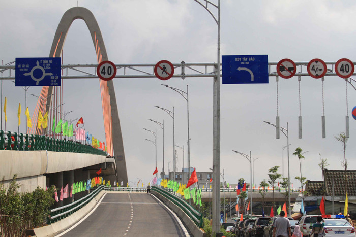 Nút giao thông khác mức Ngã Ba Huế được tổ chức giao thông theo 3 tầng, gồm: Tầng mặt đất, Tầng 1 (vòng xuyến) và Tầng 2 (dây văng). Nút giao thông khác mức Ngã Ba Huế được tổ chức giao thông theo 3 tầng, gồm: Tầng mặt đất, Tầng 1 (vòng xuyến) và Tầng 2 (dây văng).