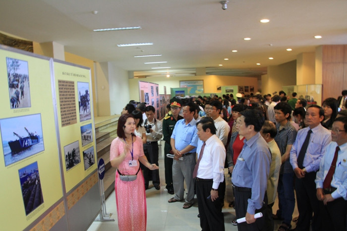 Triển lãm “50 năm ngày Mỹ đổ quân vào Đà Nẵng” được cấu trúc thành ba phần: Phần thứ nhất - “Khởi đầu từ Red Beach Two…” - là các ảnh tư liệu và hiện vật ghi lại những khoảnh khắc lịch sử từ khi lính Mỹ thuộc Tiểu đoàn 3, Lữ đoàn 9 viễn chinh Thủy quân lục chiến vừa đổ bộ lên bãi biển Xuân Thiều, tại một địa điểm có mật danh là Red Beach Two vào sáng ngày mồng 8 tháng 3 năm 1965, cho đến quá trình Mỹ xây dựng Đà Nẵng thành căn cứ liên hợp quân sự lớn thứ hai ở miền Nam và đến lúc buộc phải cuốn cờ rút quân về nước, cũng vào một ngày tháng 3 năm 1973, sau khi Hiệp định Paris được ký kết.