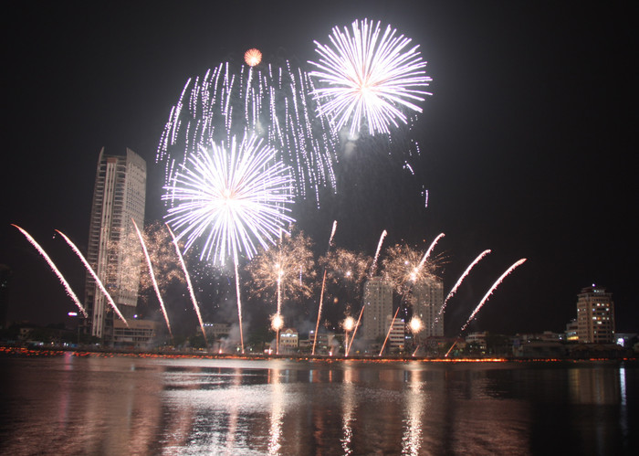 Cuộc thi trình diễn pháo hoa quốc tế được tổ chức hai năm một lần tại TP. Đà Nẵng thu hút hàng vạn người xem. Ảnh Thùy Linh Cuộc thi trình diễn pháo hoa quốc tế được tổ chức hai năm một lần tại TP. Đà Nẵng thu hút hàng vạn người xem. Ảnh Thùy Linh