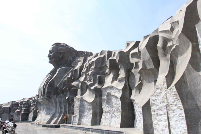 Bên cạnh những lùm xùm về giá, về lỗi xây dựng, ít người biết công trình này được hình thành như thế nào? Ai là người phác thảo ban đầu....Qua tìm hiểu, được biết, Tượng đài Mẹ VNAH làm bằng chất liệu đá sa thạch, được Hội đồng Nghệ thuật chọn từ phác thảo của họa sĩ Đinh Gia Thắng và kiến trúc sư Nguyễn Luận. Toàn khối tượng đài có chiều cao 18,37m, chiều rộng theo đường thẳng là 84,7m, theo đường cong là 117m; bề dày khối tượng chỗ lớn nhất là 24,3m, chỗ mỏng nhất ở 2 đầu vách đá là 8,0m với chất liệu bằng đá sa thạch. Bên trong khối tượng là nhà tưởng niệm mẹ Việt Nam anh hùng ghi danh gần 50 ngàn bà Mẹ VNAH, giới thiệu hình ảnh, cuộc đời và sự cống hiến của các bà Mẹ VNAH đối với đất nước. Vị trí cửa ra vào chính ở 2 đầu vách đá, mặt sau lưng tượng có 2 cửa ra vào phụ. Bên cạnh những lùm xùm về giá, về lỗi xây dựng, ít người biết công trình này được hình thành như thế nào? Ai là người phác thảo ban đầu....Qua tìm hiểu, được biết, Tượng đài Mẹ VNAH làm bằng chất liệu đá sa thạch, được Hội đồng Nghệ thuật chọn từ phác thảo của họa sĩ Đinh Gia Thắng và kiến trúc sư Nguyễn Luận. Toàn khối tượng đài có chiều cao 18,37m, chiều rộng theo đường thẳng là 84,7m, theo đường cong là 117m; bề dày khối tượng chỗ lớn nhất là 24,3m, chỗ mỏng nhất ở 2 đầu vách đá là 8,0m với chất liệu bằng đá sa thạch. Bên trong khối tượng là nhà tưởng niệm mẹ Việt Nam anh hùng ghi danh gần 50 ngàn bà Mẹ VNAH, giới thiệu hình ảnh, cuộc đời và sự cống hiến của các bà Mẹ VNAH đối với đất nước. Vị trí cửa ra vào chính ở 2 đầu vách đá, mặt sau lưng tượng có 2 cửa ra vào phụ.