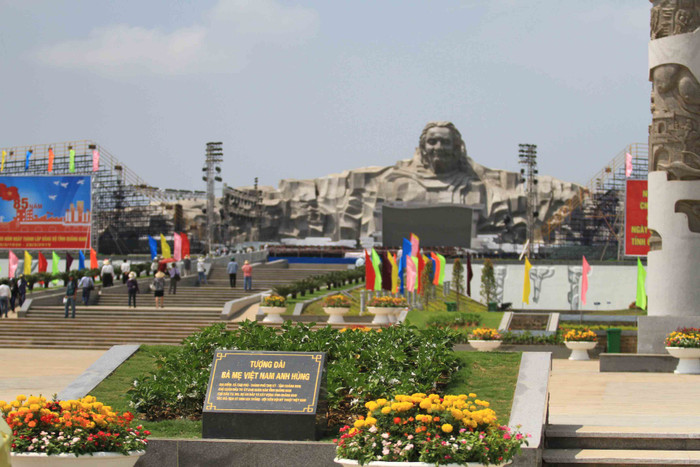 Tượng đài Mẹ VNAH với một cấu trúc quy hoạch, mặt bằng mang tính dẫn dắt tạo nên một khả năng dẫn nhập tình cảm đối với người xem: Từ xao xuyến bồi hồi, xúc động đến ngập tràn tình cảm yêu thương, ngưỡng mộ sâu sắc đối với hình tượng bà Mẹ VNAH, theo từng lớp lang không gian kiến trúc, từ ngoài vào trong. Hình thái này hoàn toàn khác biệt với không gian công viên vui chơi giải trí, không gian công viên dành cho các vị lãnh tụ, không gian quảng trường dành cho việc biểu dương sức mạnh của quân đội, của các tầng lớp nhân dân. Cũng như hoàn toàn khác với không gian công viên dành cho các đài tưởng niệm liệt sĩ, tượng đài chiến thắng khác. Tượng đài Mẹ VNAH với một cấu trúc quy hoạch, mặt bằng mang tính dẫn dắt tạo nên một khả năng dẫn nhập tình cảm đối với người xem: Từ xao xuyến bồi hồi, xúc động đến ngập tràn tình cảm yêu thương, ngưỡng mộ sâu sắc đối với hình tượng bà Mẹ VNAH, theo từng lớp lang không gian kiến trúc, từ ngoài vào trong. Hình thái này hoàn toàn khác biệt với không gian công viên vui chơi giải trí, không gian công viên dành cho các vị lãnh tụ, không gian quảng trường dành cho việc biểu dương sức mạnh của quân đội, của các tầng lớp nhân dân. Cũng như hoàn toàn khác với không gian công viên dành cho các đài tưởng niệm liệt sĩ, tượng đài chiến thắng khác.