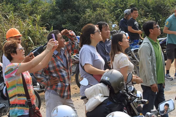 Nhiều du khách quốc tế lên tham quan đỉnh Bàn Cờ chứng kiến việc bắt sống con khỉ, họ rất vui dù biết con khỉ này có thể tấn công người...