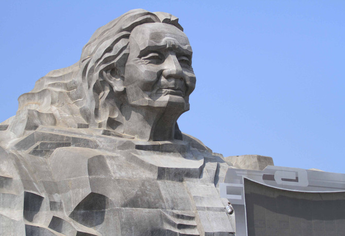 Tượng đài Mẹ VNAH được xây dựng trên diện tích 15 ha, thuộc khu vực núi Cấm, xã Tam Phú (TP Tam Kỳ). Tượng đài Mẹ VNAH được lấy nguyên mẫu Mẹ VNAH Nguyễn Thị Thứ (quê xã Điện Thắng, huyện Điện Bàn, Quảng Nam, có 11 người con và cháu là liệt sĩ) làm biểu tượng cho gần 50 ngàn bà Mẹ VNAH của cả nước. Tượng đài Mẹ VNAH được xây dựng trên diện tích 15 ha, thuộc khu vực núi Cấm, xã Tam Phú (TP Tam Kỳ). Tượng đài Mẹ VNAH được lấy nguyên mẫu Mẹ VNAH Nguyễn Thị Thứ (quê xã Điện Thắng, huyện Điện Bàn, Quảng Nam, có 11 người con và cháu là liệt sĩ) làm biểu tượng cho gần 50 ngàn bà Mẹ VNAH của cả nước.