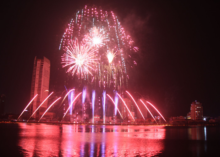 Sông Hàn - Đà Nẵng sẽ rực sáng với những màn pháo hoa đẳng cấp của các đội mang lại trong hai đêm 28-29/4 này...Ảnh Thùy Linh Sông Hàn - Đà Nẵng sẽ rực sáng với những màn pháo hoa đẳng cấp của các đội mang lại trong hai đêm 28-29/4 này...Ảnh Thùy Linh