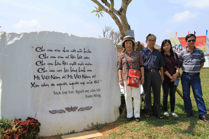 Những vần thơ khắc trên các phiến đá sẽ cho người xem cảm nhận sâu sắc hơn cái lớn lao vô hạn của tình mẫu tử. Ngôn ngữ giúp tình cảm đi sâu hơn, trực tiếp hơn và lắng đọng hơn. Ngôn ngữ giúp cho hình tượng tạo hình đến với lòng người sâu sắc hơn… Những vần thơ khắc trên các phiến đá sẽ cho người xem cảm nhận sâu sắc hơn cái lớn lao vô hạn của tình mẫu tử. Ngôn ngữ giúp tình cảm đi sâu hơn, trực tiếp hơn và lắng đọng hơn. Ngôn ngữ giúp cho hình tượng tạo hình đến với lòng người sâu sắc hơn…