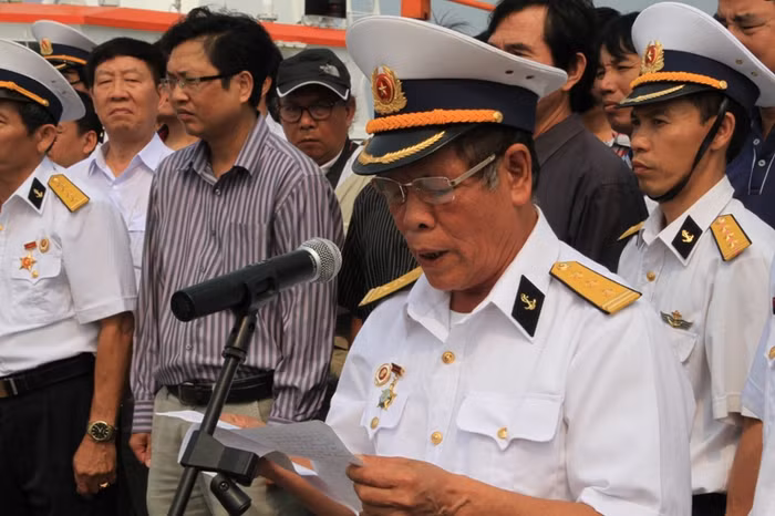 Thượng tá Hoàng Văn Hoan: "Các anh hy sinh cho Tổ quốc trường tồn. Các anh vẫn sống mãi trong lòng Tổ quốc, trong lòng chúng ta. Ánh mắt của các anh luôn nhìn thẳng vào tâm hồn chúng ta, nhắc nhở chúng ta phải giữ gìn biển đảo quê hương. Các anh sống mãi như cây phong ba trong nắng gió Trường Sa. Tổ quốc đời đời ghi nhớ công ơn của các anh". Ảnh Thùy Linh