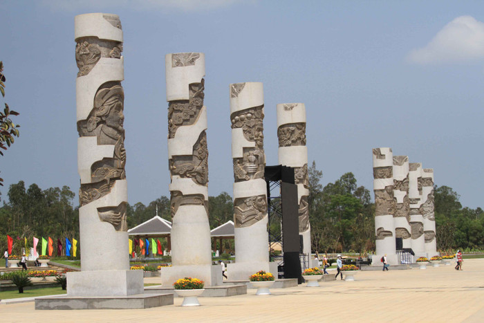 Phía trước quảng trường tiền môn có 8 trụ biểu, có chiều cao 9m, đường kính 1,65m, con số 8 ở đây theo quan niệm của người phương Đông là con số biểu tượng cho sự phồn vinh, sự sung túc, sự đoàn tụ tốt đẹp... Phía trước quảng trường tiền môn có 8 trụ biểu, có chiều cao 9m, đường kính 1,65m, con số 8 ở đây theo quan niệm của người phương Đông là con số biểu tượng cho sự phồn vinh, sự sung túc, sự đoàn tụ tốt đẹp...