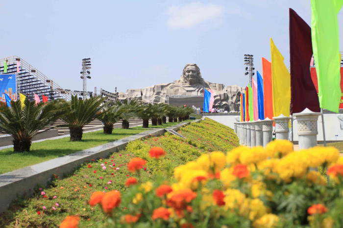 Ở chính giữa toàn khối tượng đài là chân dung bán thân Mẹ VNAH lấy nguyên mẫu Mẹ VNAH Nguyễn Thị Thứ. Thể hiện một chiều sâu nội tâm: Mẹ nén lại những đau thương, mất mát lớn lao của người mẹ, khi những người con đã hy sinh cho độc lập tự do của Tổ quốc, bằng một nghị lực phi thường. Chân dung mẹ thể hiện vẻ đẹp của sự nhân hậu, bao dung độ lượng. Với nét bình thản, ung dung tự tại, mẹ vẫn như đang động viên và tiếp thêm nguồn sống mạnh mẽ cho các thế hệ con cháu hôm nay và mai sau, trong công cuộc xây dựng và bảo vệ Tổ quốc Việt Nam vững chắc, giàu mạnh. Ở chính giữa toàn khối tượng đài là chân dung bán thân Mẹ VNAH lấy nguyên mẫu Mẹ VNAH Nguyễn Thị Thứ. Thể hiện một chiều sâu nội tâm: Mẹ nén lại những đau thương, mất mát lớn lao của người mẹ, khi những người con đã hy sinh cho độc lập tự do của Tổ quốc, bằng một nghị lực phi thường. Chân dung mẹ thể hiện vẻ đẹp của sự nhân hậu, bao dung độ lượng. Với nét bình thản, ung dung tự tại, mẹ vẫn như đang động viên và tiếp thêm nguồn sống mạnh mẽ cho các thế hệ con cháu hôm nay và mai sau, trong công cuộc xây dựng và bảo vệ Tổ quốc Việt Nam vững chắc, giàu mạnh.