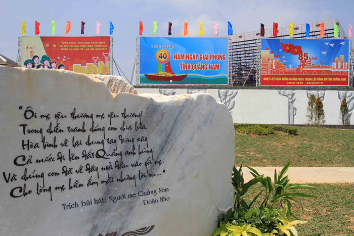 Trên các thảm cỏ trong khuôn viên Tượng đài, có các phiến đá trắng nổi lên, trên các phiến đá có khắc các vần thơ hay về mẹ... Trên các thảm cỏ trong khuôn viên Tượng đài, có các phiến đá trắng nổi lên, trên các phiến đá có khắc các vần thơ hay về mẹ...