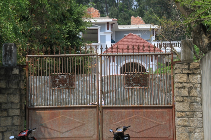 Việc tháo dỡ đang được tiến hành, nhưng ngoài cổng ra vào ngôi biệt thự thì vẫn khóa cửa, không cho người lạ vào. Việc tháo dỡ đang được tiến hành, nhưng ngoài cổng ra vào ngôi biệt thự thì vẫn khóa cửa, không cho người lạ vào.