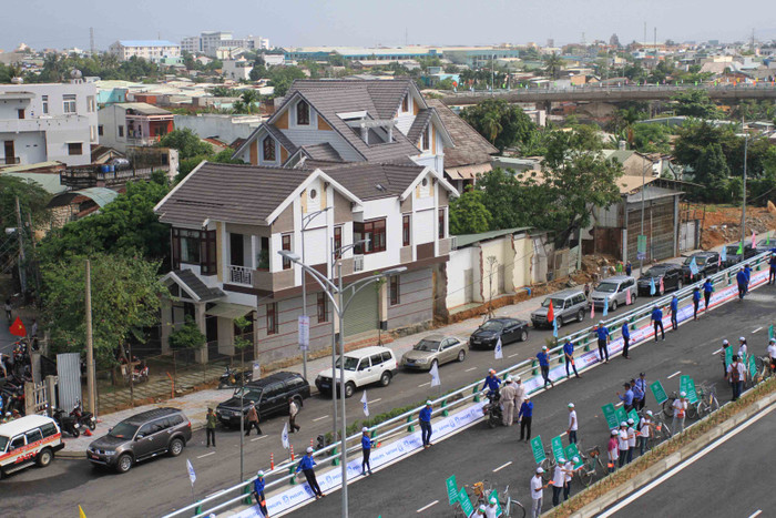 Nhiều hộ giải tỏa đã nhận nơi ở mới, những hộ còn lại sống hai bên cầu đã làm nhà cao tầng rất đẹp. Bộ mặt đô thị khu vực xung quanh cầu vượt 3 tầng đã thay đổi hoàn toàn sau khi cầu đi vào sử dụng. Nhiều hộ giải tỏa đã nhận nơi ở mới, những hộ còn lại sống hai bên cầu đã làm nhà cao tầng rất đẹp. Bộ mặt đô thị khu vực xung quanh cầu vượt 3 tầng đã thay đổi hoàn toàn sau khi cầu đi vào sử dụng.