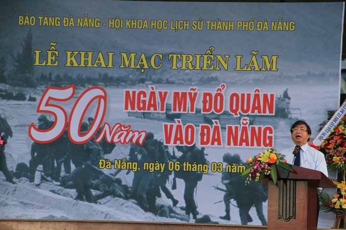 Trong bài phát biểu của mình, ông Bùi Văn Tiếng (Chủ tịch Hội Khoa học Lịch sử Đà Nẵng) nhấn mạnh: "Quan hệ ngoại giao giữa Việt Nam và Hoa Kỳ đang phát triển lên một tầm cao mới chính là cây cầu hữu nghị ấy và cuộc triển lãm này sẽ giúp chúng ta nhìn lại một trong những nhát cuốc cách đây nửa thế kỷ từng làm cho các hố ngăn cách giữa hai đất nước sâu hơn. Nhìn lại và suy ngẫm không phải để khơi gợi lại hận thù trong quá khứ mà là để cùng nhau hướng tới một tương lai hòa bình và thịnh vượng".