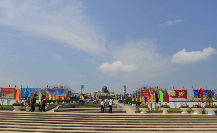 Vào tối nay 24/3, tượng đài Mẹ VNAH chính thức được khánh thành vào đúng ngày kỷ niệm 40 năm giải phóng tỉnh Quảng Nam (24/3/1975-24/3/2015). Tượng đài Mẹ VNAH là một công trình mang tầm vóc quốc gia, mang tính lịch sử, văn hoá, nghệ thuật và ý nghĩa chính trị rất quan trọng. Vào tối nay 24/3, tượng đài Mẹ VNAH chính thức được khánh thành vào đúng ngày kỷ niệm 40 năm giải phóng tỉnh Quảng Nam (24/3/1975-24/3/2015). Tượng đài Mẹ VNAH là một công trình mang tầm vóc quốc gia, mang tính lịch sử, văn hoá, nghệ thuật và ý nghĩa chính trị rất quan trọng.