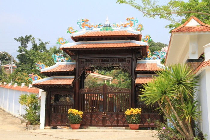 Cổng vào "biệt phủ" của ông Quang vẫn "nguy nga"! Cổng vào "biệt phủ" của ông Quang vẫn "nguy nga"!