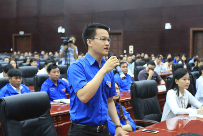 Một bạn trẻ phát biểu trong buổi đối thoại. Ảnh Thùy Linh Một bạn trẻ phát biểu trong buổi đối thoại. Ảnh Thùy Linh