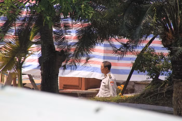 Chính quyền quận Liên Chiểu đã cử lực lượng tới giám sát việc tháo dỡ ngôi biệt thự của tướng Thạch. Chính quyền quận Liên Chiểu đã cử lực lượng tới giám sát việc tháo dỡ ngôi biệt thự của tướng Thạch.