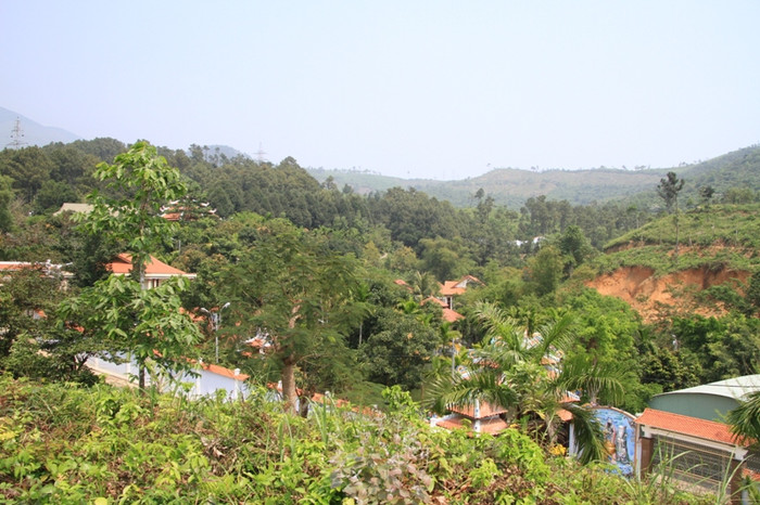 "Kiến nghị của ông Quang thấy hợp lý, nên UBND quận Liên Chiểu đã báo cáo UBND TP Đà Nẵng và chờ ý kiến của UBND TP Đà Nẵng. Nếu UBND TP đồng ý thì chúng tôi sẽ hướng dẫn cho ông Quang làm thủ tục, còn không đồng ý thì sẽ có hướng xử lý tiếp theo", ông Dũng cho biết. "Kiến nghị của ông Quang thấy hợp lý, nên UBND quận Liên Chiểu đã báo cáo UBND TP Đà Nẵng và chờ ý kiến của UBND TP Đà Nẵng. Nếu UBND TP đồng ý thì chúng tôi sẽ hướng dẫn cho ông Quang làm thủ tục, còn không đồng ý thì sẽ có hướng xử lý tiếp theo", ông Dũng cho biết.