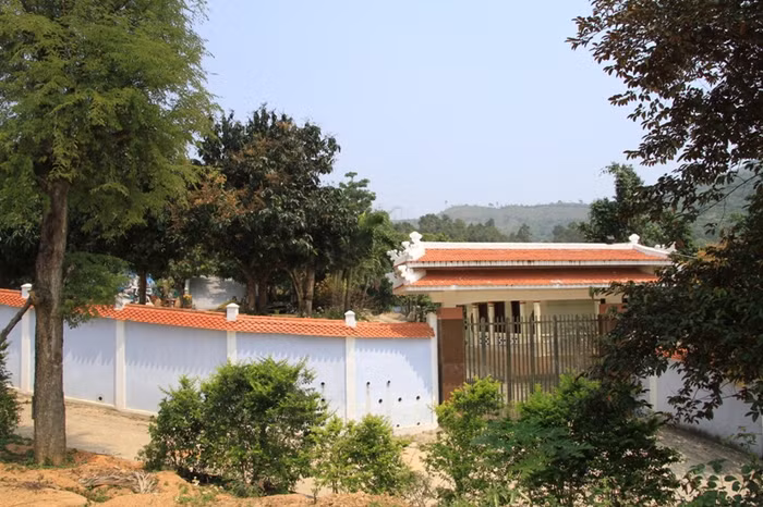 Theo Chánh văn phòng UBND quận Liên Chiểu Ông Văn Dũng thì hiện tại ông Quang đang tháo dỡ một ngôi nhà 15m2 hai tầng trong quần thể biệt thự này. Còn một số nhà gỗ (nhà rường) thì chưa tháo dỡ, ông Quang đã có văn bản xin được lập dự án phát triển du lịch trong rừng đặc dụng. Theo Chánh văn phòng UBND quận Liên Chiểu Ông Văn Dũng thì hiện tại ông Quang đang tháo dỡ một ngôi nhà 15m2 hai tầng trong quần thể biệt thự này. Còn một số nhà gỗ (nhà rường) thì chưa tháo dỡ, ông Quang đã có văn bản xin được lập dự án phát triển du lịch trong rừng đặc dụng.