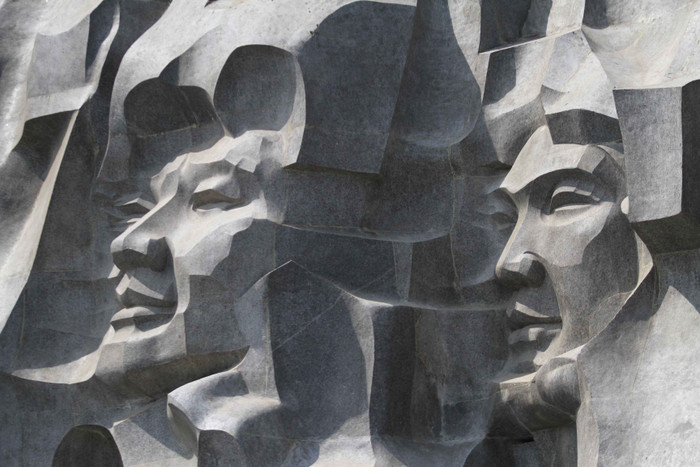 Tác giả thể hiện tượng đài Mẹ VNAH từ ý tưởng: "Mẹ là suối nguồn bao la vô tận, Mẹ là linh hồn của Đất nước. Mẹ sinh ra từ mảnh đất anh hùng, sinh ra những người con anh hùng và sẽ lại hoá thân vào đất, vào non nước Việt Nam. Mẹ sẽ sống mãi ngàn đời với các thế hệ con cháu hôm nay và mai sau. Mẹ vẫn tiếp thêm nguồn sức sống mạnh mẽ cho các thế hệ trẻ trong công cuộc xây dựng và bảo vệ Tổ quốc Việt Nam vững chắc, giàu mạnh". Tác giả thể hiện tượng đài Mẹ VNAH từ ý tưởng: "Mẹ là suối nguồn bao la vô tận, Mẹ là linh hồn của Đất nước. Mẹ sinh ra từ mảnh đất anh hùng, sinh ra những người con anh hùng và sẽ lại hoá thân vào đất, vào non nước Việt Nam. Mẹ sẽ sống mãi ngàn đời với các thế hệ con cháu hôm nay và mai sau. Mẹ vẫn tiếp thêm nguồn sức sống mạnh mẽ cho các thế hệ trẻ trong công cuộc xây dựng và bảo vệ Tổ quốc Việt Nam vững chắc, giàu mạnh".