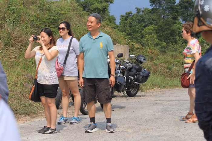 ...một số du khách ghi lại hình ảnh con khỉ này để làm kỷ niệm.