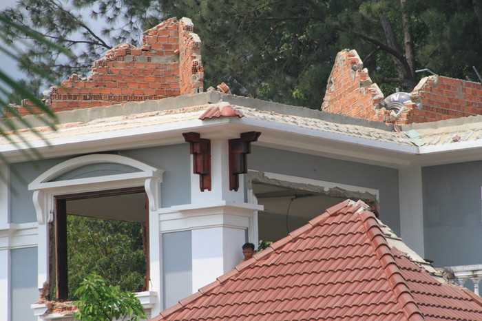 Hiện nhiều góc cạnh của ngôi biệt thự, mái ngói...đã được tháo dỡ. Hiện nhiều góc cạnh của ngôi biệt thự, mái ngói...đã được tháo dỡ.