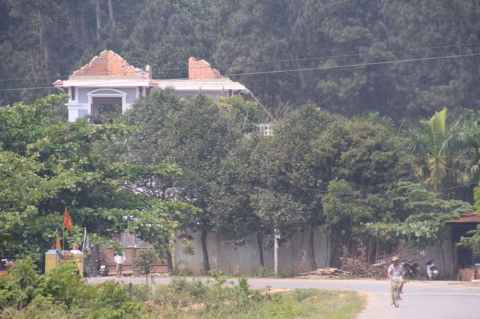 Thay vì ngôi biệt thự đẹp, hoành tráng "mọc" dưới chân núi Hải Vân (phường Hòa Hiệp Bắc, quận Liên Chiểu, Đà Nẵng) trước kia, những ngày này, ngôi biệt thự xây không phép của gia đình ông Phan Như Thạch (Thiếu tướng, nguyên giám đốc Công an tỉnh Quảng Nam - đã nghỉ hưu từ tháng 9/2014) đã được tháo dỡ. Nhìn từ xa cũng thấy việc tháo dỡ ngôi biệt thự này đã được bắt đầu... Thay vì ngôi biệt thự đẹp, hoành tráng "mọc" dưới chân núi Hải Vân (phường Hòa Hiệp Bắc, quận Liên Chiểu, Đà Nẵng) trước kia, những ngày này, ngôi biệt thự xây không phép của gia đình ông Phan Như Thạch (Thiếu tướng, nguyên giám đốc Công an tỉnh Quảng Nam - đã nghỉ hưu từ tháng 9/2014) đã được tháo dỡ. Nhìn từ xa cũng thấy việc tháo dỡ ngôi biệt thự này đã được bắt đầu...