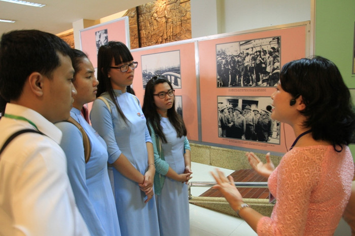 Phần thứ ba - “Quá khứ và hiện tại” - là các ảnh tư liệu thể hiện rõ quan điểm gác lại quá khứ hướng tới tương lai của người Đà Nẵng.