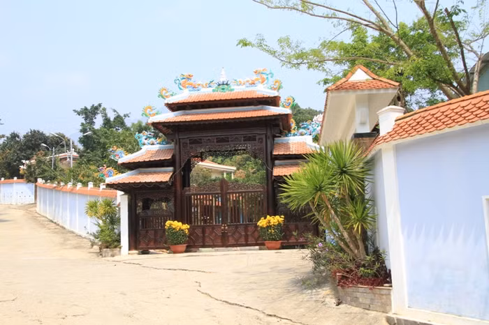 Đã qua 35 ngày khắc phục hậu quả nhưng quần thể biệt thự của ông Ngô Văn Quang vẫn nguy nga, hoành tráng. Ảnh Thùy Linh