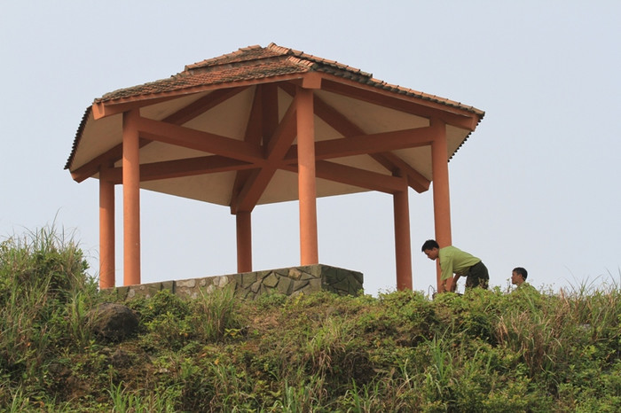 Gần 10 ngày trở lại đây, trên đỉnh Bàn Cờ (Bán đảo Sơn Trà, Đà Nẵng) xuất hiện một con khỉ hung dữ, tấn công và cắn người. Một số du khách khi lên tham quan đỉnh Bàn Cờ đã bị con khỉ này tấn công. Đây là lần đầu tiên xuất hiện một con khỉ hung dữ như vậy trên đỉnh Bàn Cờ này. Gần 10 ngày trở lại đây, trên đỉnh Bàn Cờ (Bán đảo Sơn Trà, Đà Nẵng) xuất hiện một con khỉ hung dữ, tấn công và cắn người. Một số du khách khi lên tham quan đỉnh Bàn Cờ đã bị con khỉ này tấn công. Đây là lần đầu tiên xuất hiện một con khỉ hung dữ như vậy trên đỉnh Bàn Cờ này.