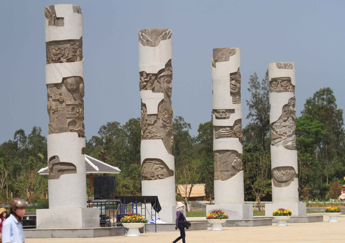 Khoảng cách giữa 2 nhóm trụ ở 2 bên đường dẫn chính là 45m để không ảnh hưởng đến tầm nhìn từ đường An Hà đến khối tượng chính. Các trụ biểu này khắc chạm các huyền thoại về Mẹ anh hùng, những hình ảnh về các bà mẹ Bắc Bộ, bà mẹ Trung Bộ, bà mẹ Nam Bộ... Khoảng cách giữa 2 nhóm trụ ở 2 bên đường dẫn chính là 45m để không ảnh hưởng đến tầm nhìn từ đường An Hà đến khối tượng chính. Các trụ biểu này khắc chạm các huyền thoại về Mẹ anh hùng, những hình ảnh về các bà mẹ Bắc Bộ, bà mẹ Trung Bộ, bà mẹ Nam Bộ...