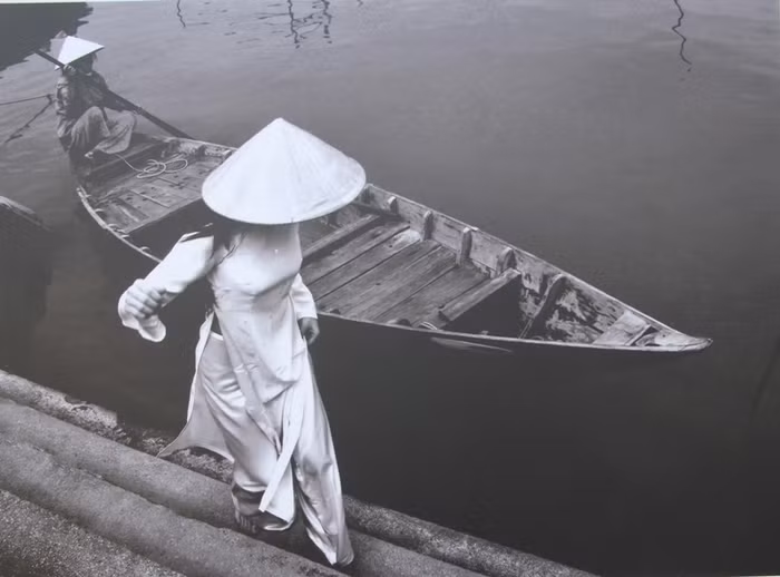 Tác phẩm "Sang sông" của tác giả Ông Văn Sinh.