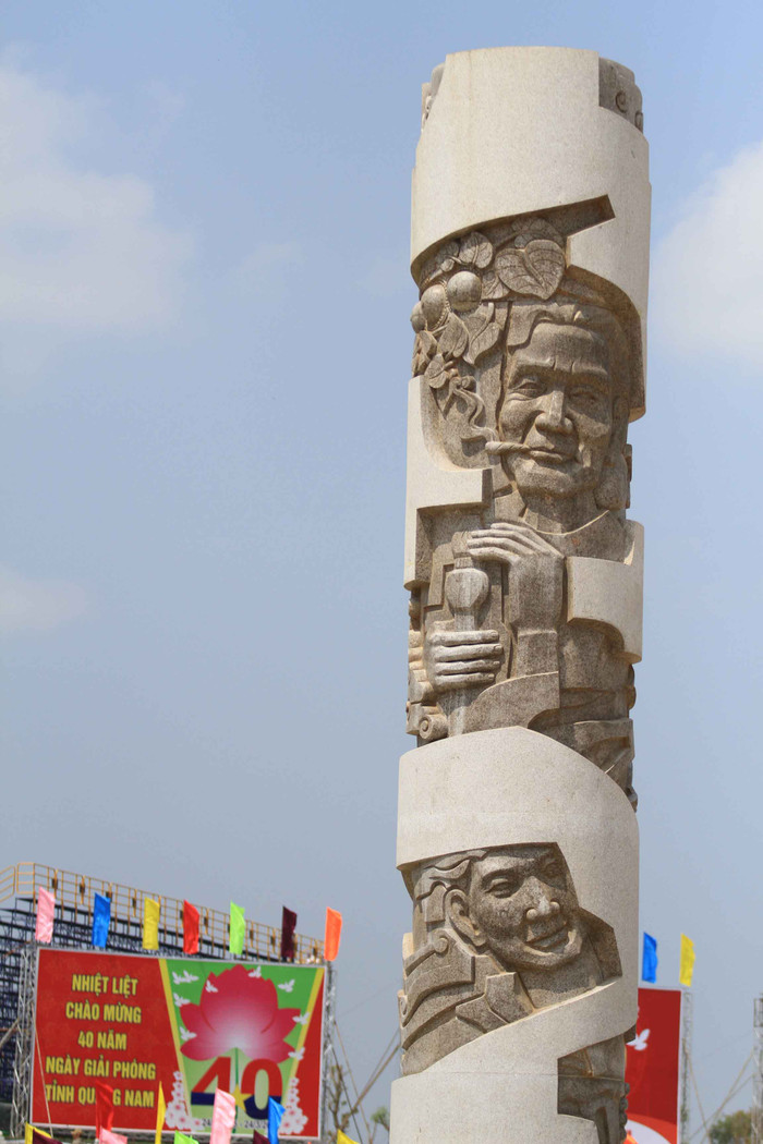 ...Huyền thoại về những bà mẹ Tây Nguyên, các cô gái thanh niên xung phong trên tuyến đường Trường Sơn..., các chị đã cống hiến cả tuổi thanh xuân cho Tổ quốc. Đây là những biểu tượng đẹp đẽ, đầy tự hào về người phụ nữ Việt Nam. ...Huyền thoại về những bà mẹ Tây Nguyên, các cô gái thanh niên xung phong trên tuyến đường Trường Sơn..., các chị đã cống hiến cả tuổi thanh xuân cho Tổ quốc. Đây là những biểu tượng đẹp đẽ, đầy tự hào về người phụ nữ Việt Nam.