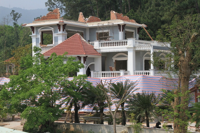 Trước đó vào ngày 4/2, UBND quận Liên Chiểu đã công bố quyết định xử phạt hành chính đối với ông Thạch và ông Ngô Văn Quang (giám đốc Cty Vàng Phước Minh, Quảng Nam) vì xây biệt thự trái phép trong khu vực rừng đặc dụng Nam Hải Vân và yêu cầu chủ hộ tự phá dỡ công trình vi phạm trong thời gian 35 ngày kể từ ngày ban hành quyết định (hạn tự tháo dỡ đến trước ngày 10/3/2015). Trước đó vào ngày 4/2, UBND quận Liên Chiểu đã công bố quyết định xử phạt hành chính đối với ông Thạch và ông Ngô Văn Quang (giám đốc Cty Vàng Phước Minh, Quảng Nam) vì xây biệt thự trái phép trong khu vực rừng đặc dụng Nam Hải Vân và yêu cầu chủ hộ tự phá dỡ công trình vi phạm trong thời gian 35 ngày kể từ ngày ban hành quyết định (hạn tự tháo dỡ đến trước ngày 10/3/2015).