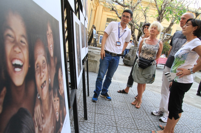 ...trong đó có rất nhiều du khách quốc tế đến xem triển lãm. Họ cho biết, xem qua những bức ảnh chụp phong cảnh, con người Việt Nam, họ càng thấy yêu mến Việt Nam hơn.